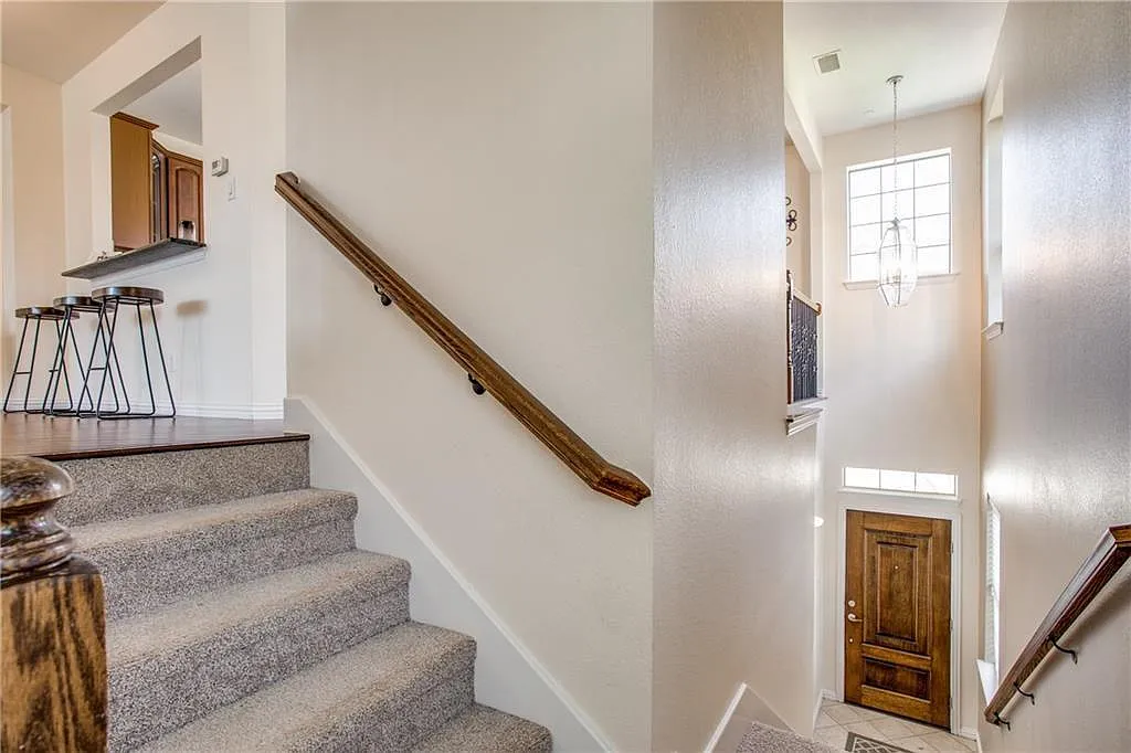 3 bed, 3.5 bath, 2273 sqft, $2,700 — Photo 2