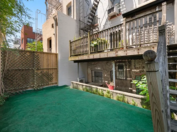 265 Berry Street HOUSE image 9 of 9