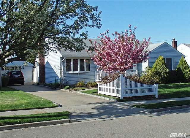 1st image of 41 Coronet Cres