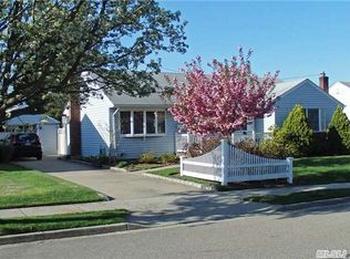 41 Coronet Cres, Bethpage, NY 11714