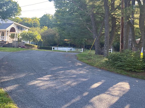 4th image of 16 S Lake Dr