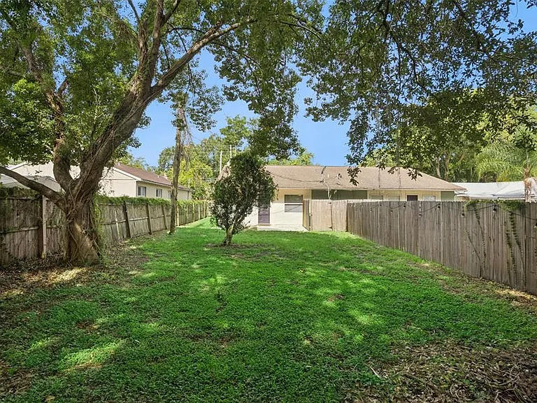 2725 Mayer St — Photo 32