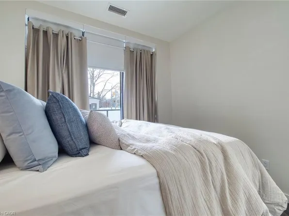 690 King St W #101, Kitchener, ON N2G 0B9