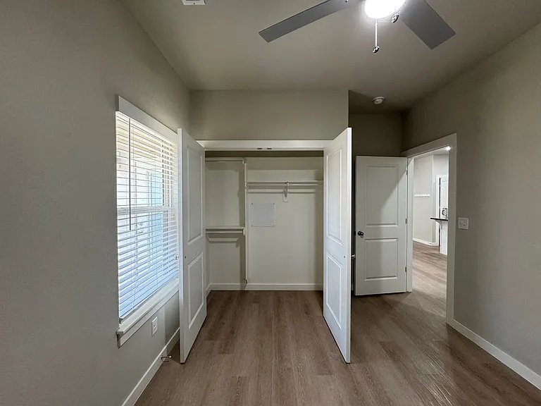 275 N Hunter St — Photo 23