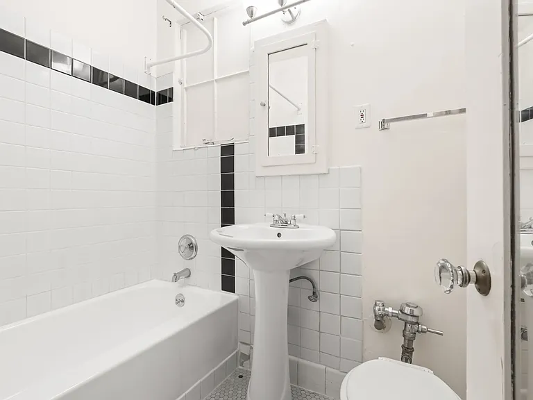 The Glenden Apartments — Photo 16