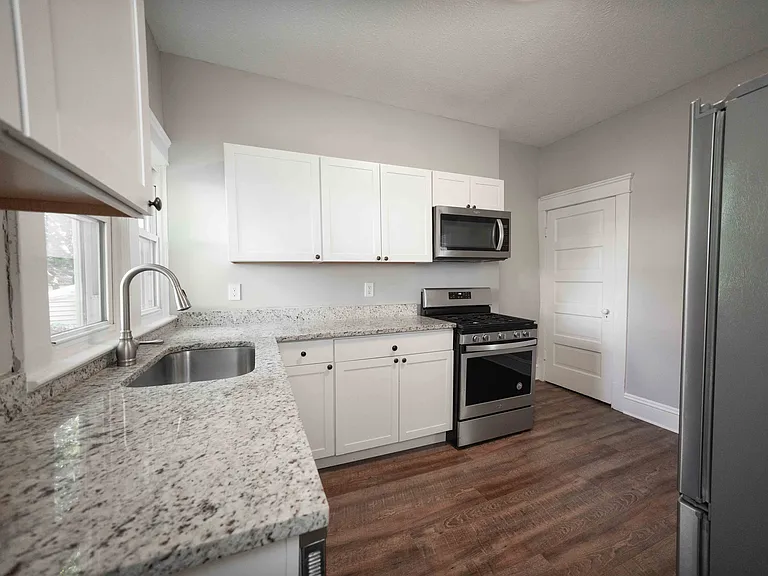 1376 Gladys Ave #1376 — Photo 6