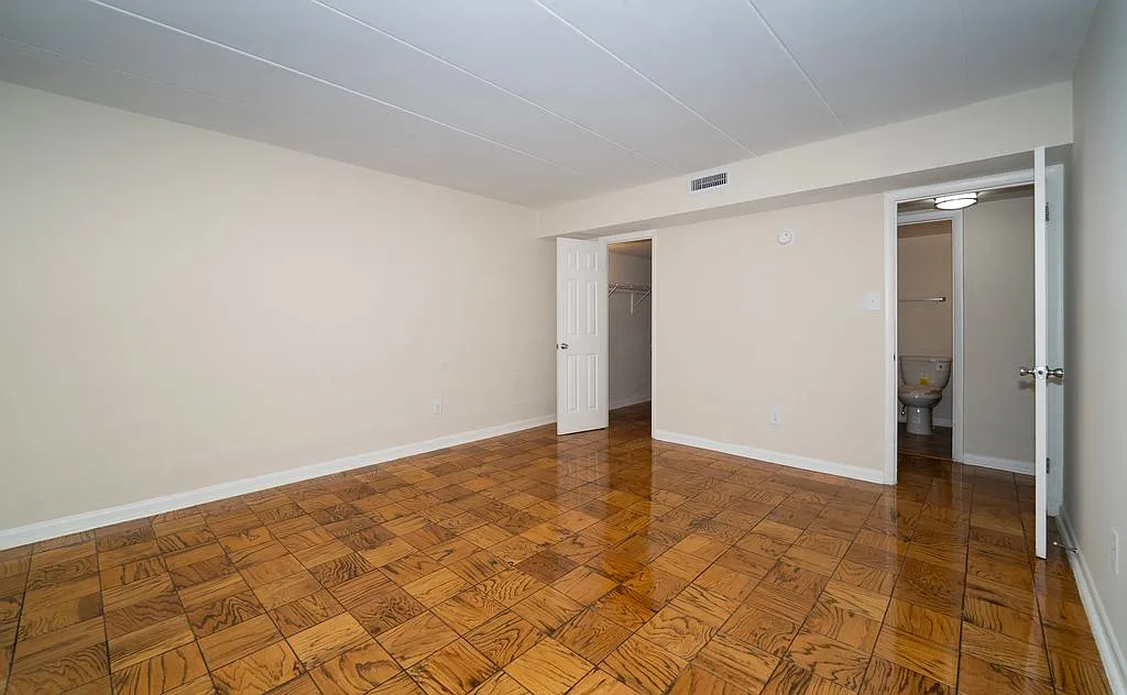 Ashley Apartments — Photo 4