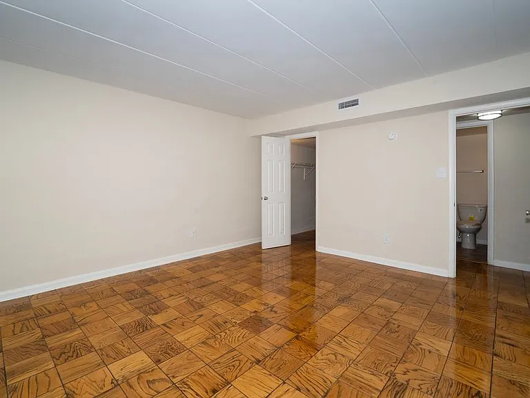 Ashley Apartments — Photo 4