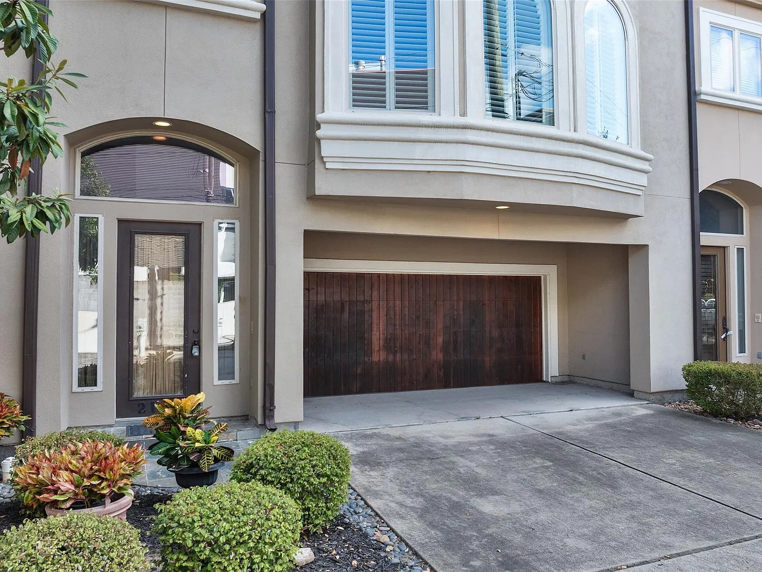 3 bed, 3.5 bath, 2218 sqft, $3,495 — Photo 2