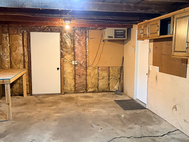 150 Powell St S — Photo 8