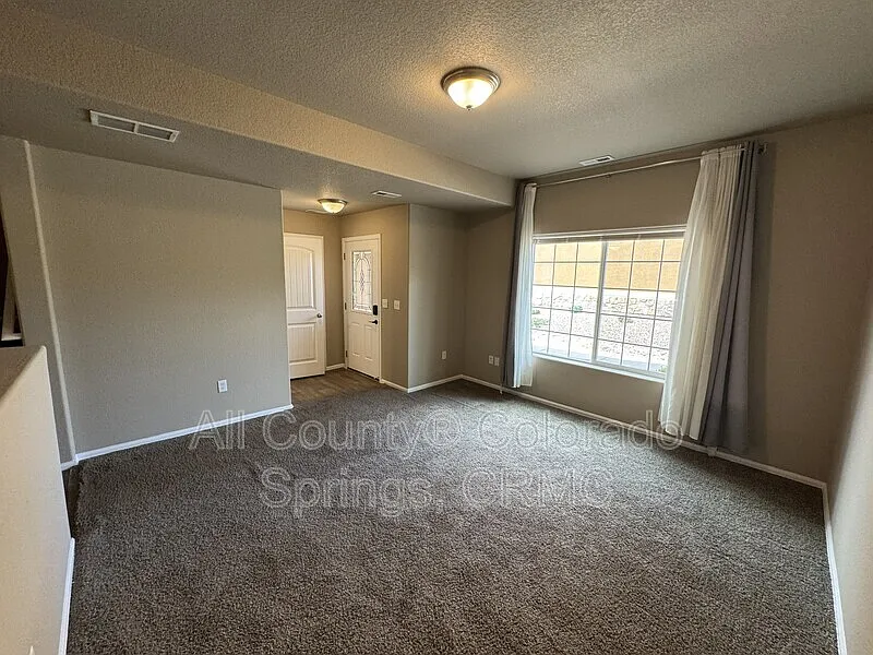 3 bed, 2.5 bath, 1606 sqft, $2,195 — Photo 2