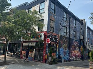 398 College St #4, Toronto, ON M5T1S8