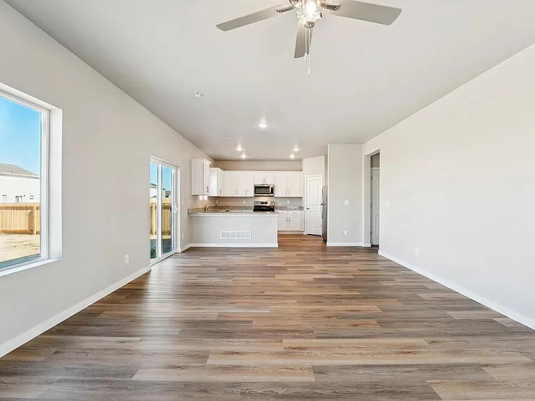 2140 Christina St — Photo 9