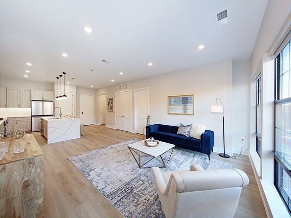 Open concept floorplans with 10' ceilings