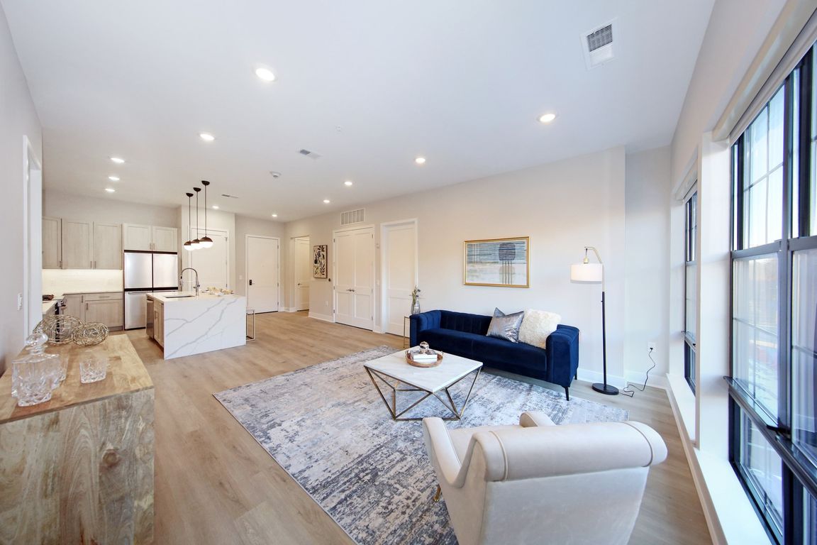 Open concept floorplans with 10' ceilings