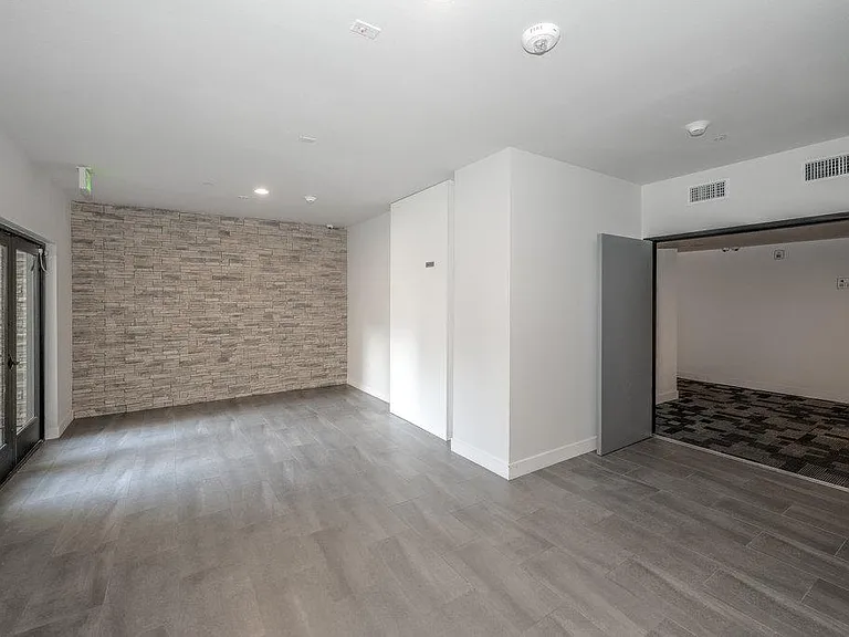 Glenoaks Residences — Photo 3