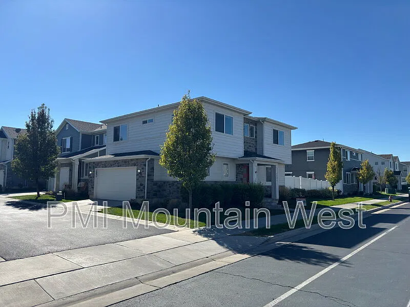 3 bed, 2.5 bath, 1885 sqft, $2,495 — Photo 2