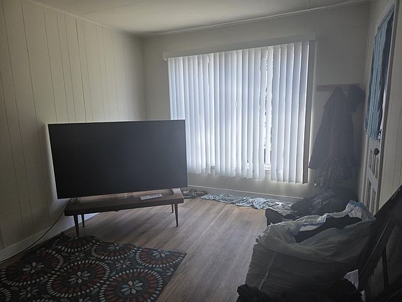 5th image of 618 SE M St