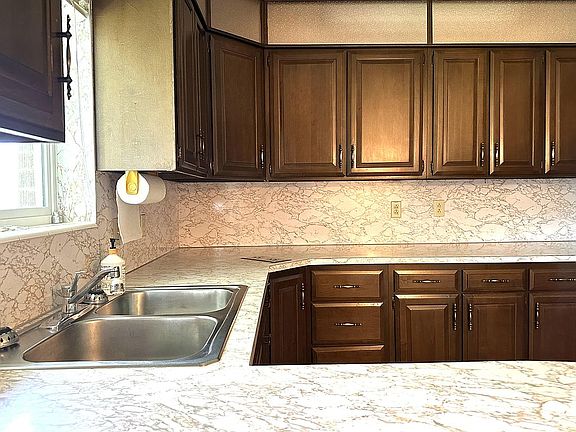 Double sink in kitchen