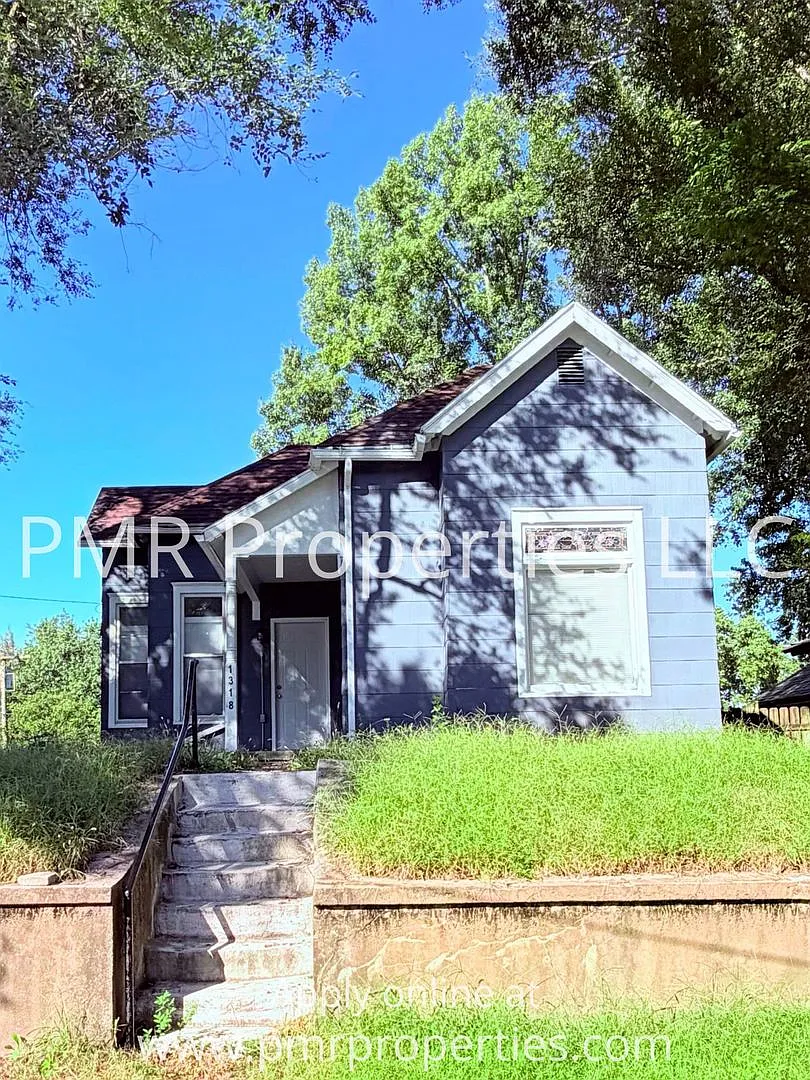 2 Bedrooms / 1 Bathroom House — Photo 1