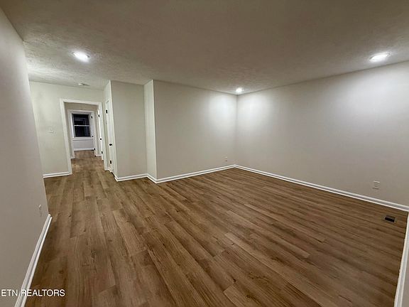 3rd image of 2729 Fairmont Blvd