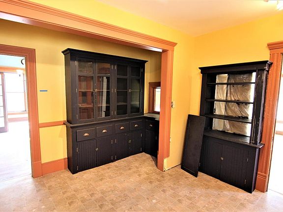 5th image of 827 W Forest Ave