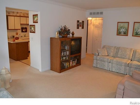 4th image of 820 Country Club Dr