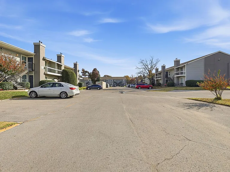 Woodland HIlls Apartments — Photo 37