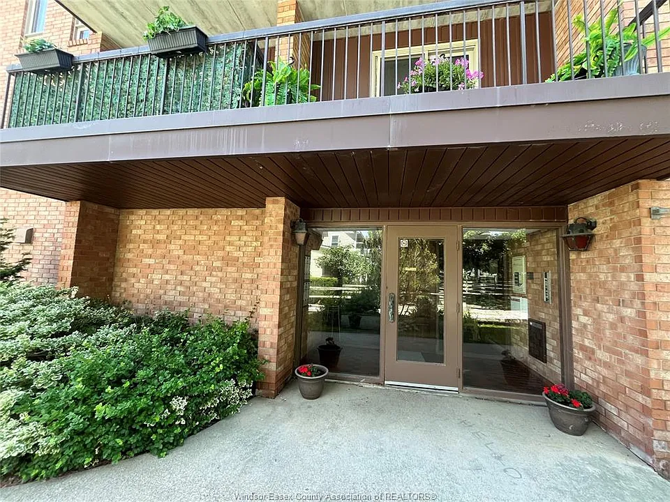 26 Alice St N #303