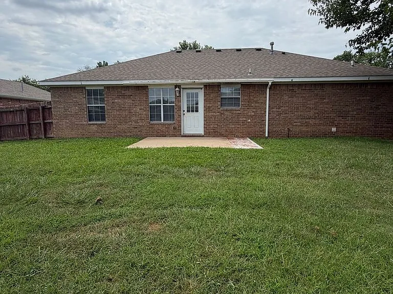 550 Walker St — Photo 18