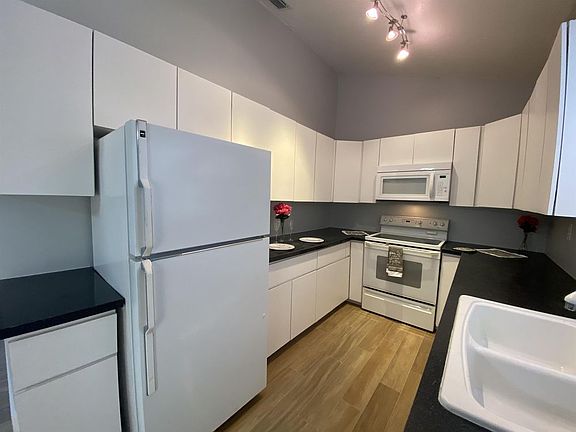3rd image of 322 SW 33rd Ter