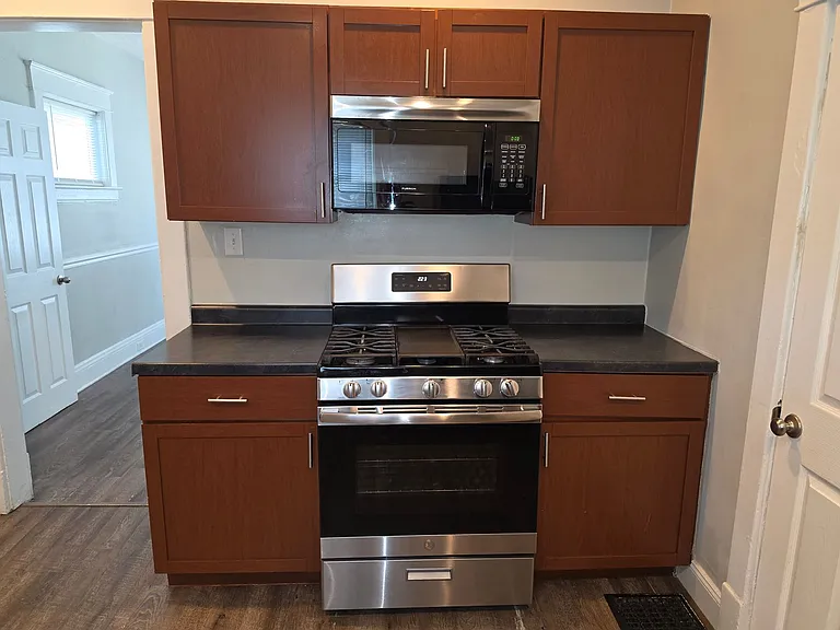 905 E Washington St — Photo 12