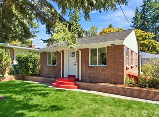 14022 Roslyn Place N, Seattle, WA 98133