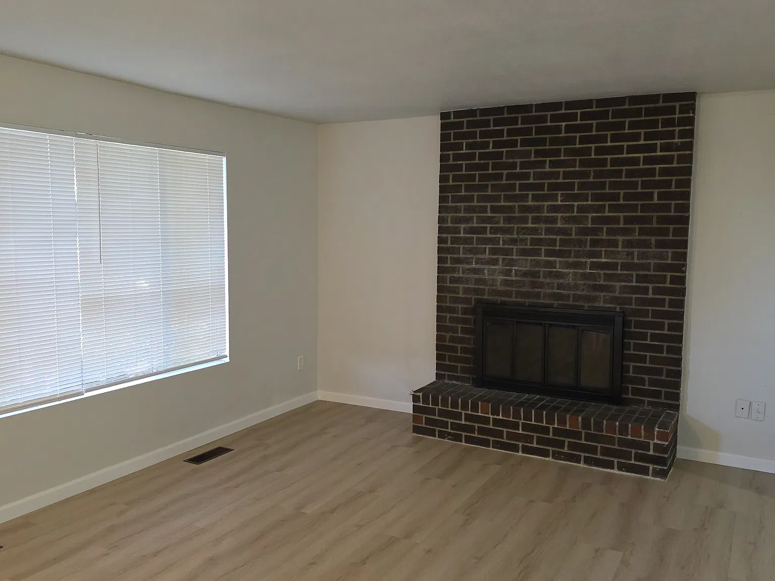 4 bed, 2.5 bath, 2000 sqft, $3,200 — Photo 2