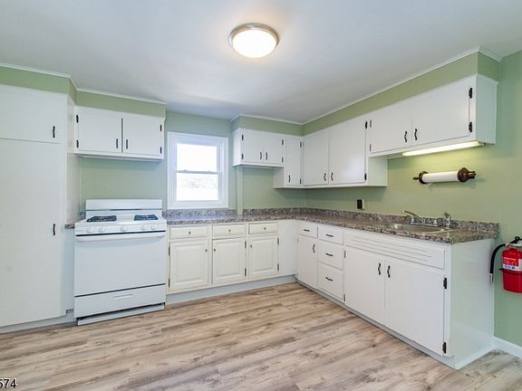 3rd image of 8 Sussex St #2