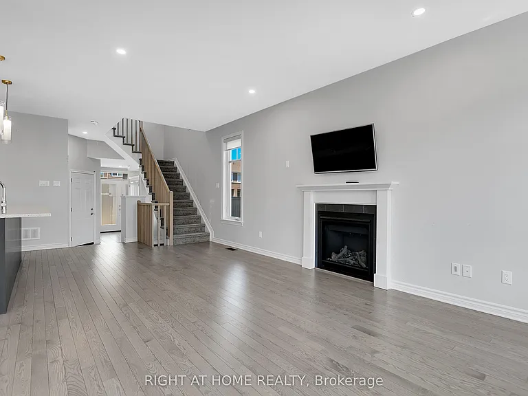 45 Mandevilla Cres — Photo 10