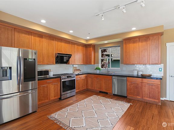 4th image of 1950 18th Avenue NE #B