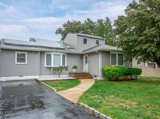 863 Tanglewood Rd, West Islip, NY 11795