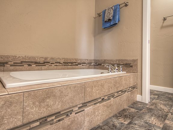 5th image of 525 SE Gleneden Pl
