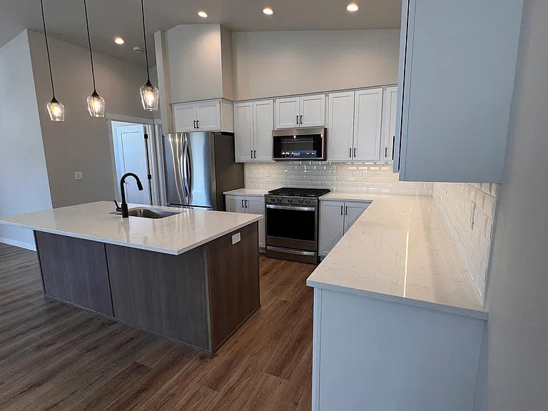 896 E Railroad Ave — Photo 3