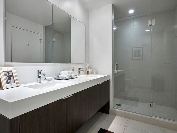 4th image of 8 10th St APT 3009
