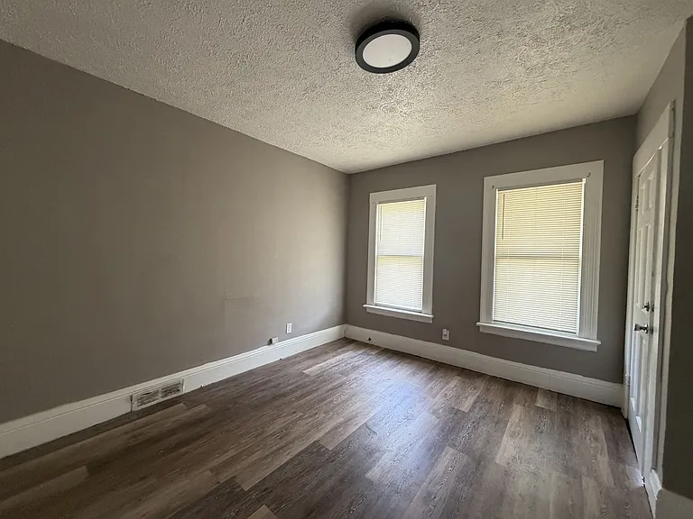 215-217 Emerson St — Photo 7