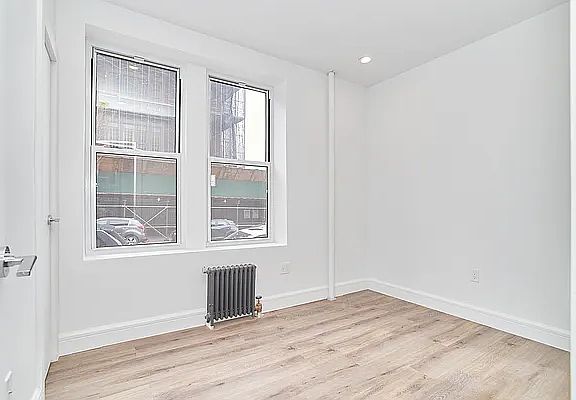 4th image of 371 Irving Ave APT 1R
