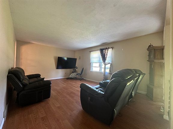 3rd image of 609 Clark Cir