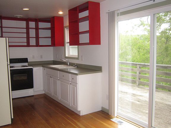 4th image of 1015 N Park St