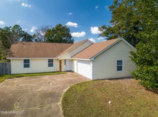 135 Linnet Dr, Ocean Springs, MS 39564