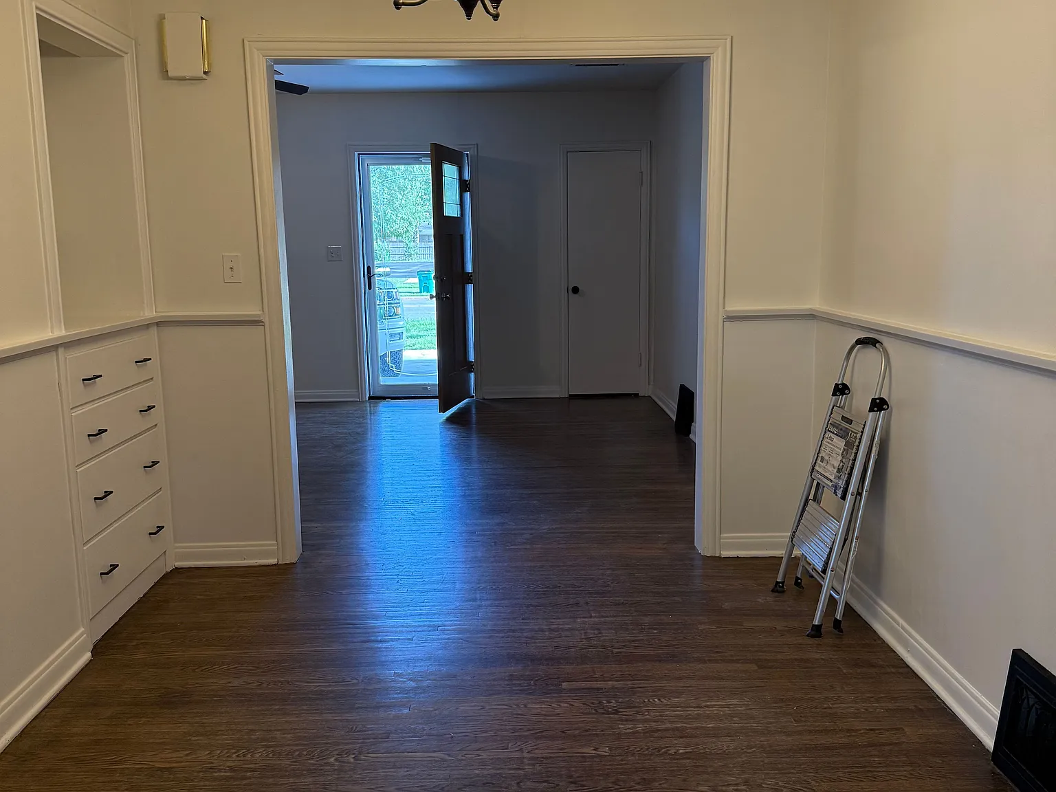 3 bed, 2.0 bath, 1800 sqft, $1,575 — Photo 2