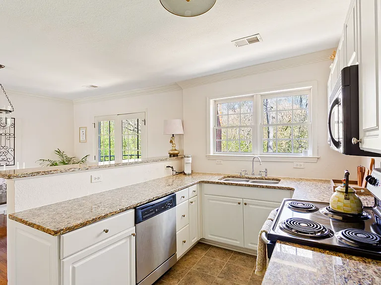 115 Peachtree Memorial Dr NW — Photo 20