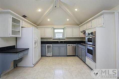 5th image of 3201 Creekbend Dr
