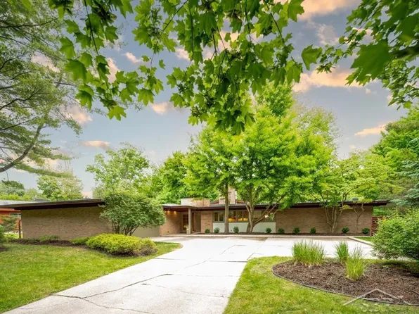 3900 Valley Dr, Midland, MI 48640